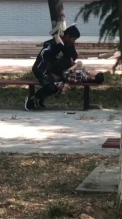 网曝门事件X东财大学生宿舍大院情侣啪啪被几个躲在宿舍的同学围观流出第2部 截图13