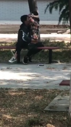 网曝门事件X东财大学生宿舍大院情侣啪啪被几个躲在宿舍的同学围观流出第2部 截图15