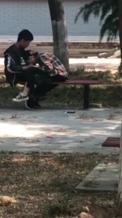 网曝门事件X东财大学生宿舍大院情侣啪啪被几个躲在宿舍的同学围观流出第2部 截图16