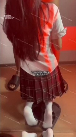 重口警告！把堂妹调教成为吃精液和尿液母狗！妹妹的精液食物吃播「Jojo九九」猥亵白丝JK少女把精液都射在妹妹裙子上 截图2