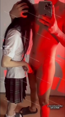 重口警告！把堂妹调教成为吃精液和尿液母狗！妹妹的精液食物吃播「Jojo九九」猥亵白丝JK少女把精液都射在妹妹裙子上 截图4