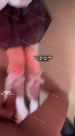 重口警告！把堂妹调教成为吃精液和尿液母狗！妹妹的精液食物吃播「Jojo九九」猥亵白丝JK少女把精液都射在妹妹裙子上 截图6