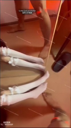 重口警告！把堂妹调教成为吃精液和尿液母狗！妹妹的精液食物吃播「Jojo九九」猥亵白丝JK少女把精液都射在妹妹裙子上 截图8