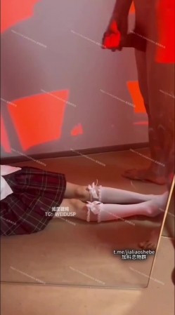 重口警告！把堂妹调教成为吃精液和尿液母狗！妹妹的精液食物吃播「Jojo九九」猥亵白丝JK少女把精液都射在妹妹裙子上 截图11