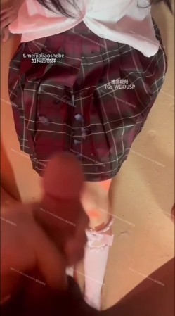 重口警告！把堂妹调教成为吃精液和尿液母狗！妹妹的精液食物吃播「Jojo九九」猥亵白丝JK少女把精液都射在妹妹裙子上 截图15