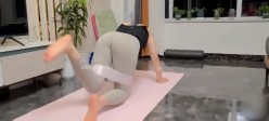 今晚嫂子竟然在客厅锻炼赶紧分享给兄弟们，嫂子的瑜伽裤真骚 截图6