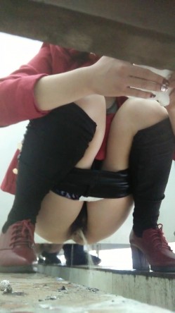 《农村旱厕逼脸同框》超多女人方便~有美女有极品逼~谨慎长腿美女左右看一圈镜头 截图1