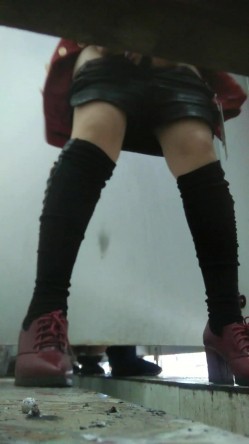 《农村旱厕逼脸同框》超多女人方便~有美女有极品逼~谨慎长腿美女左右看一圈镜头 截图6