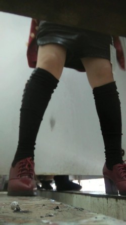 《农村旱厕逼脸同框》超多女人方便~有美女有极品逼~谨慎长腿美女左右看一圈镜头 截图7