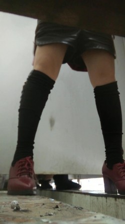 《农村旱厕逼脸同框》超多女人方便~有美女有极品逼~谨慎长腿美女左右看一圈镜头 截图8