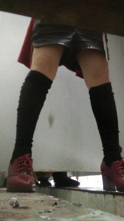 《农村旱厕逼脸同框》超多女人方便~有美女有极品逼~谨慎长腿美女左右看一圈镜头 截图9