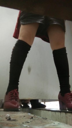 《农村旱厕逼脸同框》超多女人方便~有美女有极品逼~谨慎长腿美女左右看一圈镜头 截图10