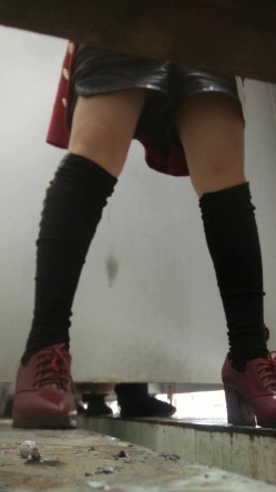 《农村旱厕逼脸同框》超多女人方便~有美女有极品逼~谨慎长腿美女左右看一圈镜头 截图11