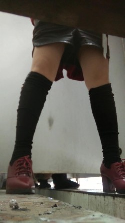《农村旱厕逼脸同框》超多女人方便~有美女有极品逼~谨慎长腿美女左右看一圈镜头 截图12