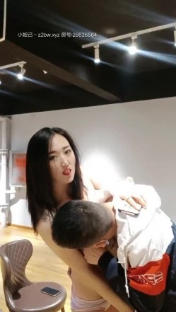 超妩媚的污污舞蹈老师勾引男学员 身材真好，各种性诱惑动作，男学员鸡巴早已硬得充血 截图4