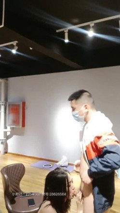 超妩媚的污污舞蹈老师勾引男学员 身材真好，各种性诱惑动作，男学员鸡巴早已硬得充血 截图8