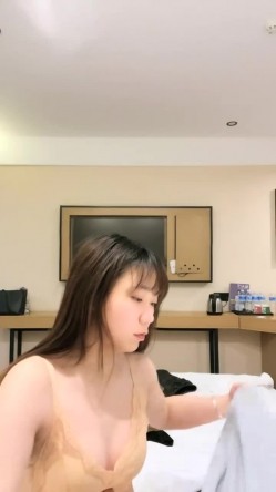美少女，强烈推荐，【乔公主】校花女神~!清纯可爱~沐浴~抠逼掰穴~流白浆~喷鼻血，刺激 截图5