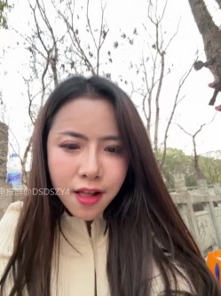 ️户外主播【qingqing-ss】高颜值长腿丝袜、公园、网吧大胆裸露自慰 截图1