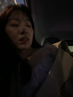 ️sp站极品熟女【yourkeer】穿着开档丝袜在户外商场厕所大胆诱惑自慰骚出天际 截图1