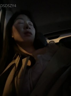 ️sp站极品熟女【yourkeer】穿着开档丝袜在户外商场厕所大胆诱惑自慰骚出天际 截图4