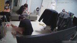 破解摄像头真实偷拍，男生趁女友睡着后操了她的闺蜜，女友经常在他打游戏的时候勾引他做爱 截图4