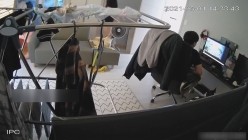 破解摄像头真实偷拍，男生趁女友睡着后操了她的闺蜜，女友经常在他打游戏的时候勾引他做爱 截图7