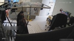 破解摄像头真实偷拍，男生趁女友睡着后操了她的闺蜜，女友经常在他打游戏的时候勾引他做爱 截图11