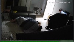 破解摄像头真实偷拍，男生趁女友睡着后操了她的闺蜜，女友经常在他打游戏的时候勾引他做爱 截图16