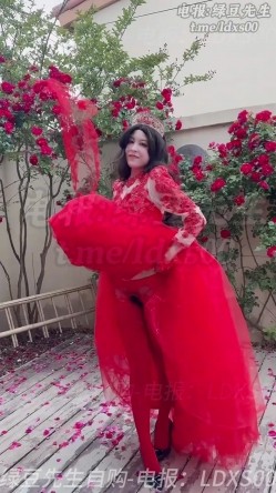 桉X lananlanan520元单片解锁高价福利《婚礼结束后的淫欢》火红婚纱，开放丝袜，女上位骑乘榨精 截图1