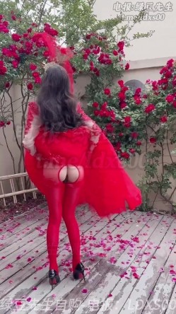 桉X lananlanan520元单片解锁高价福利《婚礼结束后的淫欢》火红婚纱，开放丝袜，女上位骑乘榨精 截图2
