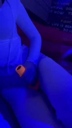 极品蛮腰肥臀反差骚母狗婷gxmm各种人前露出户外啪啪3P群P公园打炮吓坏保洁大叔 截图3