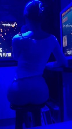极品蛮腰肥臀反差骚母狗婷gxmm各种人前露出户外啪啪3P群P公园打炮吓坏保洁大叔 截图5