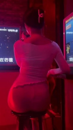 极品蛮腰肥臀反差骚母狗婷gxmm各种人前露出户外啪啪3P群P公园打炮吓坏保洁大叔 截图12