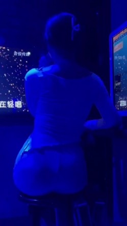 极品蛮腰肥臀反差骚母狗婷gxmm各种人前露出户外啪啪3P群P公园打炮吓坏保洁大叔 截图13
