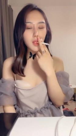 清纯长相大眼睛瓜子脸，颜值堪比明星一样高的于小雅女神，这次和小鲜肉男友打了两炮，近距离拍摄，天了又舔 舔完再干 截图1