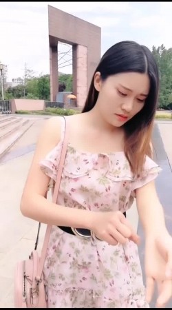 性感漂亮的连衣裙美女公园散步时被冒充导演的猥琐男哄骗在路边简单操完后又带回住所试试床戏!国语对白! 截图1