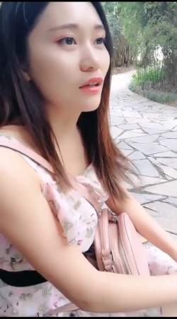 性感漂亮的连衣裙美女公园散步时被冒充导演的猥琐男哄骗在路边简单操完后又带回住所试试床戏!国语对白! 截图3