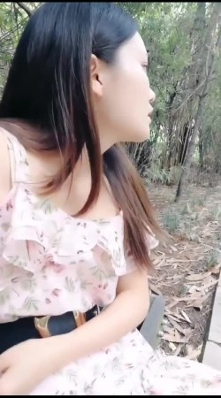 性感漂亮的连衣裙美女公园散步时被冒充导演的猥琐男哄骗在路边简单操完后又带回住所试试床戏!国语对白! 截图5