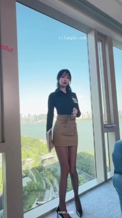 秀人网人气女神，【玥儿玥】最新黑丝高跟，职业装御姐范，大尺度漏奶头 截图1