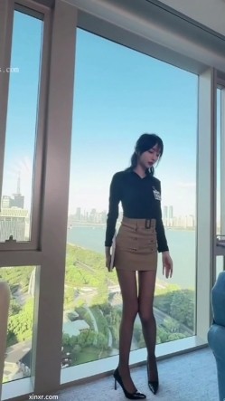 秀人网人气女神，【玥儿玥】最新黑丝高跟，职业装御姐范，大尺度漏奶头 截图2