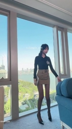 秀人网人气女神，【玥儿玥】最新黑丝高跟，职业装御姐范，大尺度漏奶头 截图3