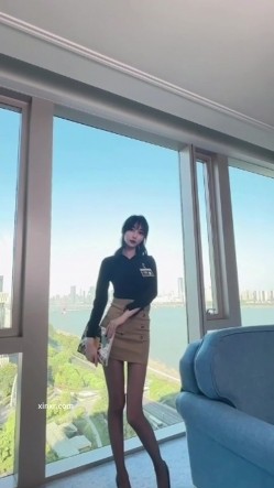 秀人网人气女神，【玥儿玥】最新黑丝高跟，职业装御姐范，大尺度漏奶头 截图4