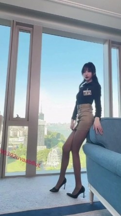 秀人网人气女神，【玥儿玥】最新黑丝高跟，职业装御姐范，大尺度漏奶头 截图5