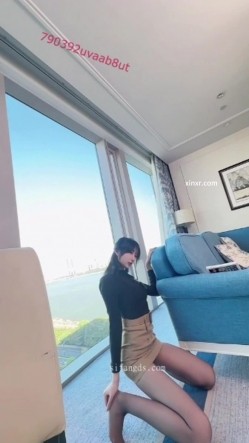 秀人网人气女神，【玥儿玥】最新黑丝高跟，职业装御姐范，大尺度漏奶头 截图9