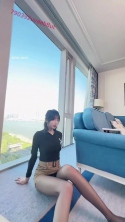 秀人网人气女神，【玥儿玥】最新黑丝高跟，职业装御姐范，大尺度漏奶头 截图12