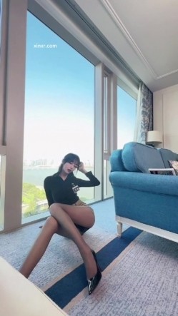 秀人网人气女神，【玥儿玥】最新黑丝高跟，职业装御姐范，大尺度漏奶头 截图14