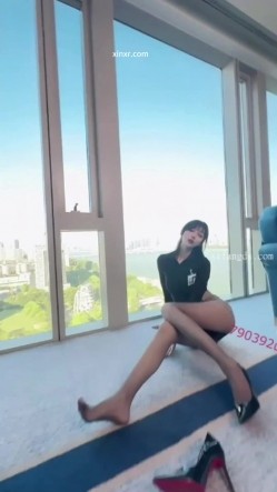 秀人网人气女神，【玥儿玥】最新黑丝高跟，职业装御姐范，大尺度漏奶头 截图15