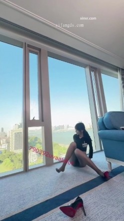 秀人网人气女神，【玥儿玥】最新黑丝高跟，职业装御姐范，大尺度漏奶头 截图16