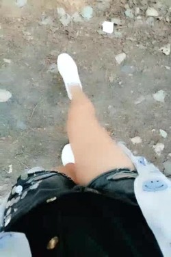 野战夫妻路边树林玩到车内车震，路边行人匆匆还有乘凉的大爷，车内激情口活上位暴力后入，浪叫呻吟不断够刺激 截图2