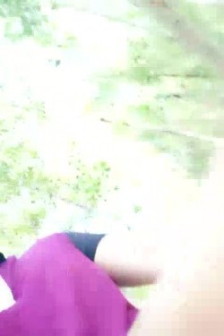 野战夫妻路边树林玩到车内车震，路边行人匆匆还有乘凉的大爷，车内激情口活上位暴力后入，浪叫呻吟不断够刺激 截图4